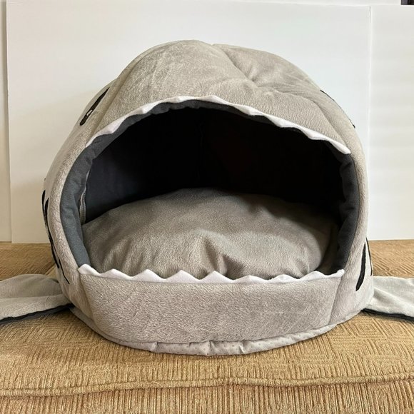 Cat or Dog Shark Bed - Grey - Picture 16 of 16